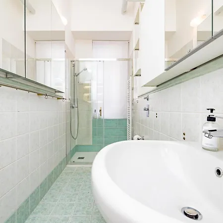 Minimal Apartment Near Bocconi University Milan Exterior photo